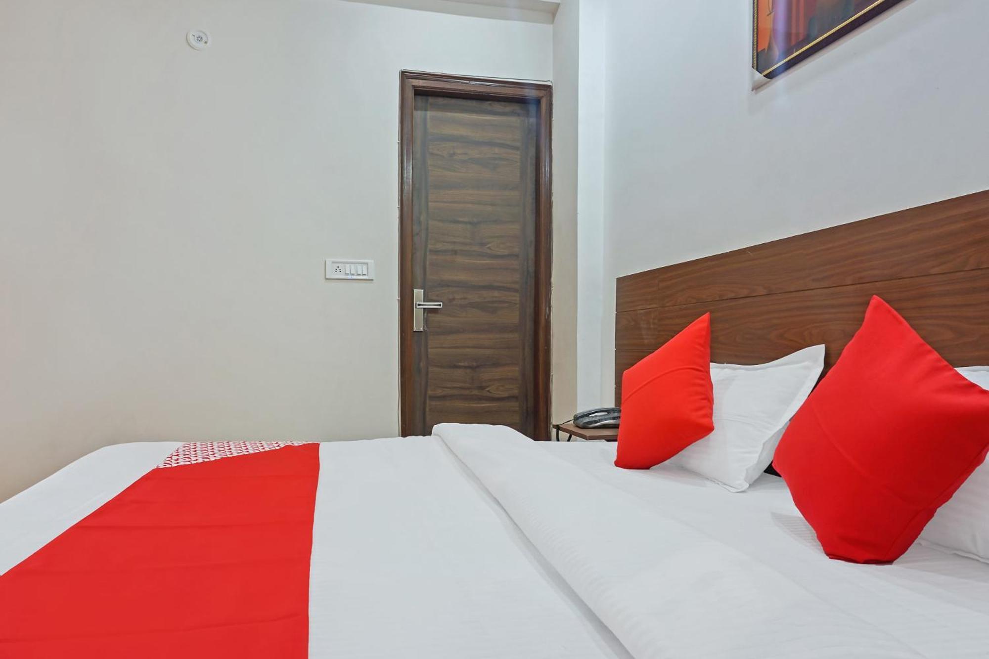 נוידה Hotel O Quadis מראה חיצוני תמונה