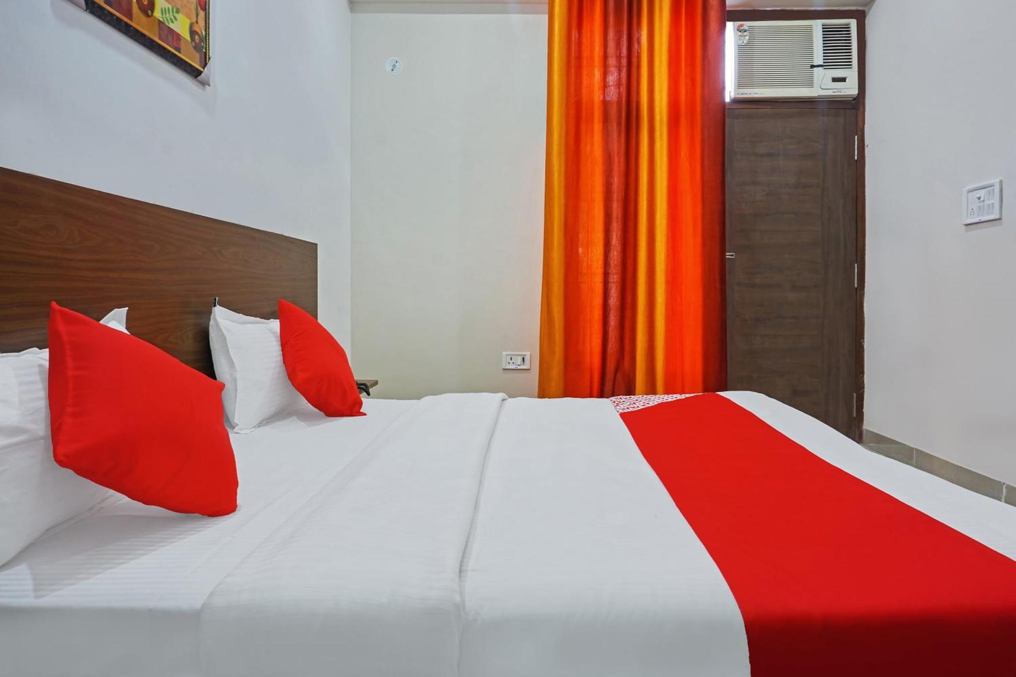 נוידה Hotel O Quadis מראה חיצוני תמונה